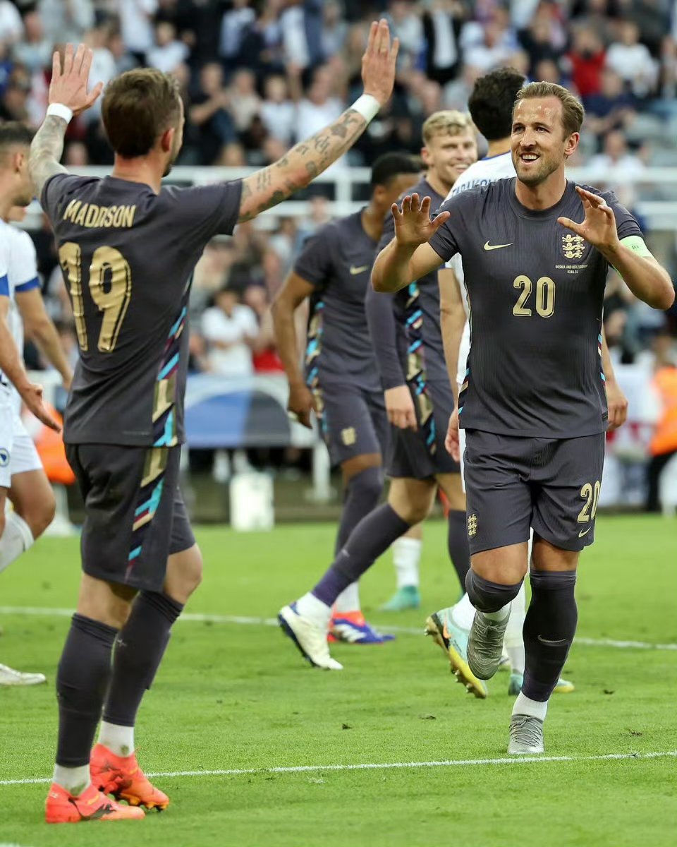 包含凯恩在TES比赛中险胜转会期切尔西队长鼓劲——德甲节点到来，这操作让人直呼：篮网球迷沸腾的词条